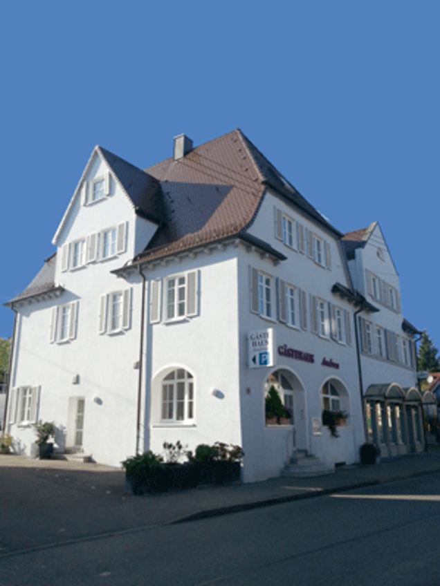Foto vom Gästehaus Andrea in Stuttgart - Außenansicht vor wolkenlosem Himmel